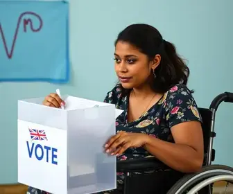 jovem tetraplégica vota pela primeira vez